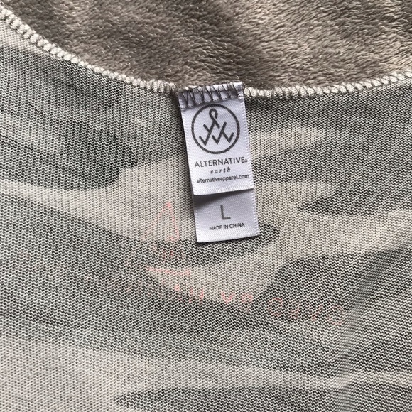 *SOLD* Neon Mamma Bear Camo Tank Top 🐻 💕 - Picture 5 of 6